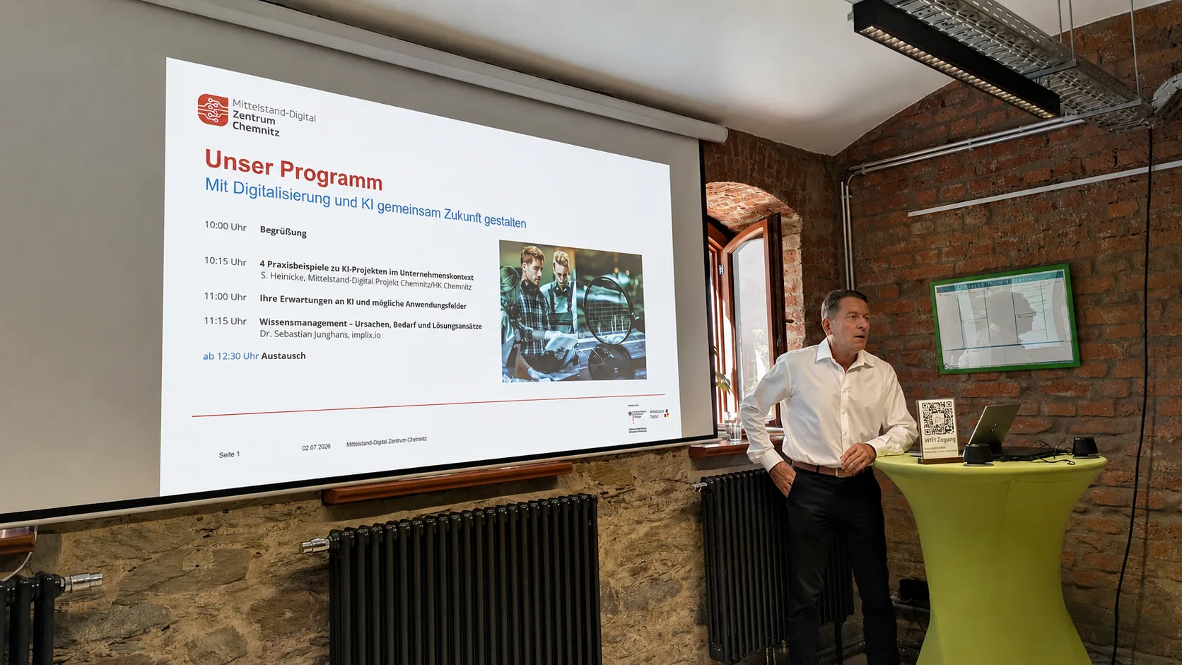Stefan Heinicke spricht vor der Programmfolie des Unternehmerforums in Zwickau.