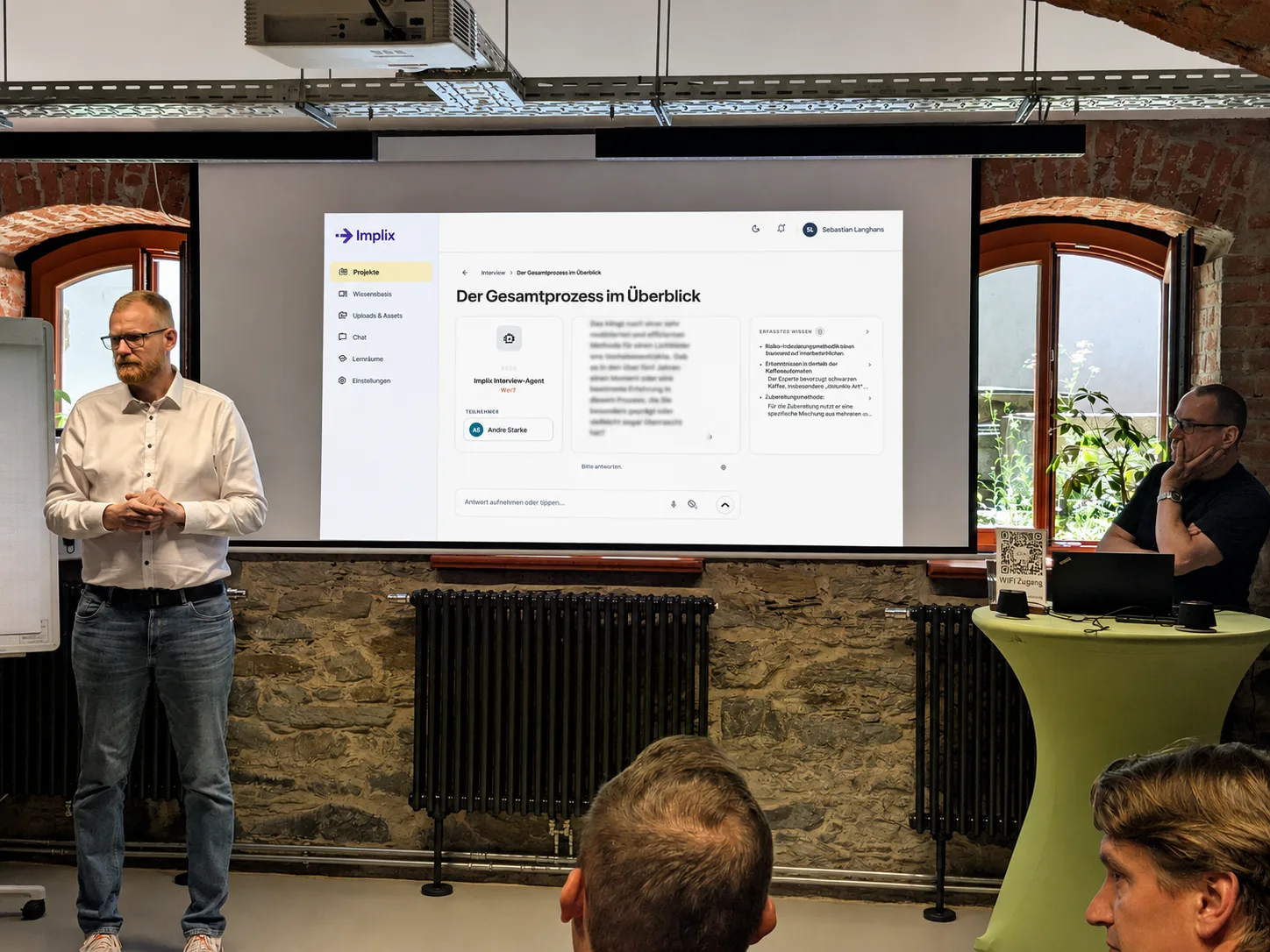 Implix Interviewassistent auf der Leinwand beim Unternehmerforum in Zwickau
